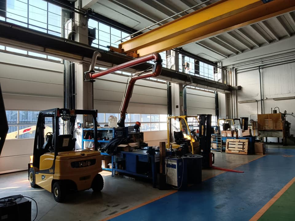 Compact sectional overhead door in combination with a crane track