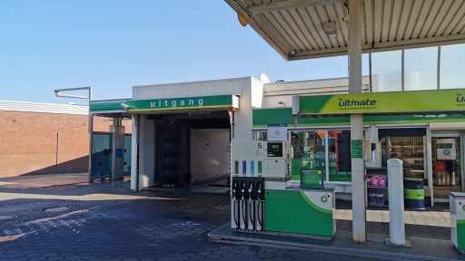 Industrial sectional door at the car wash of BP Heuthorst