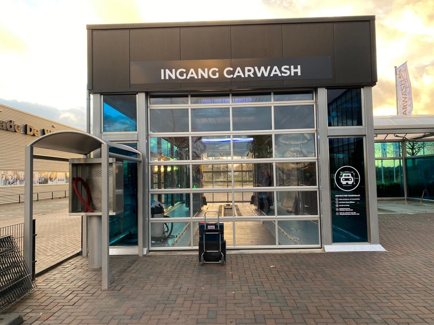 Carwash Vaassen with glass bifold door