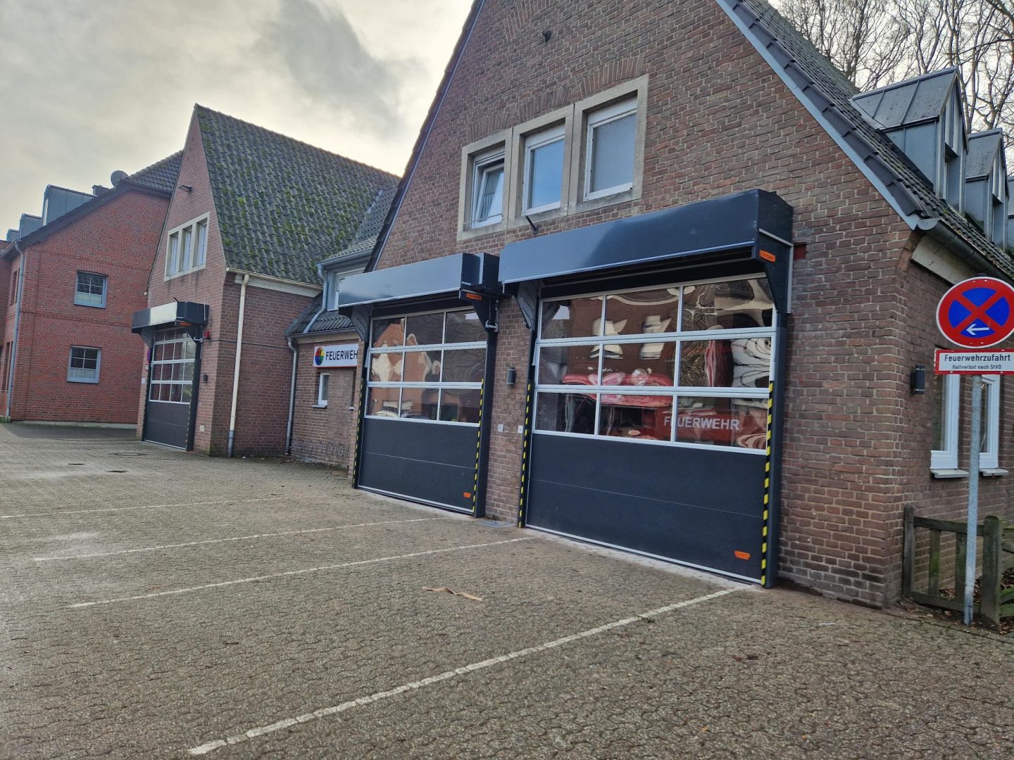 Overhead doors with external mounting by fire brigade in Isselburg - Rolflex