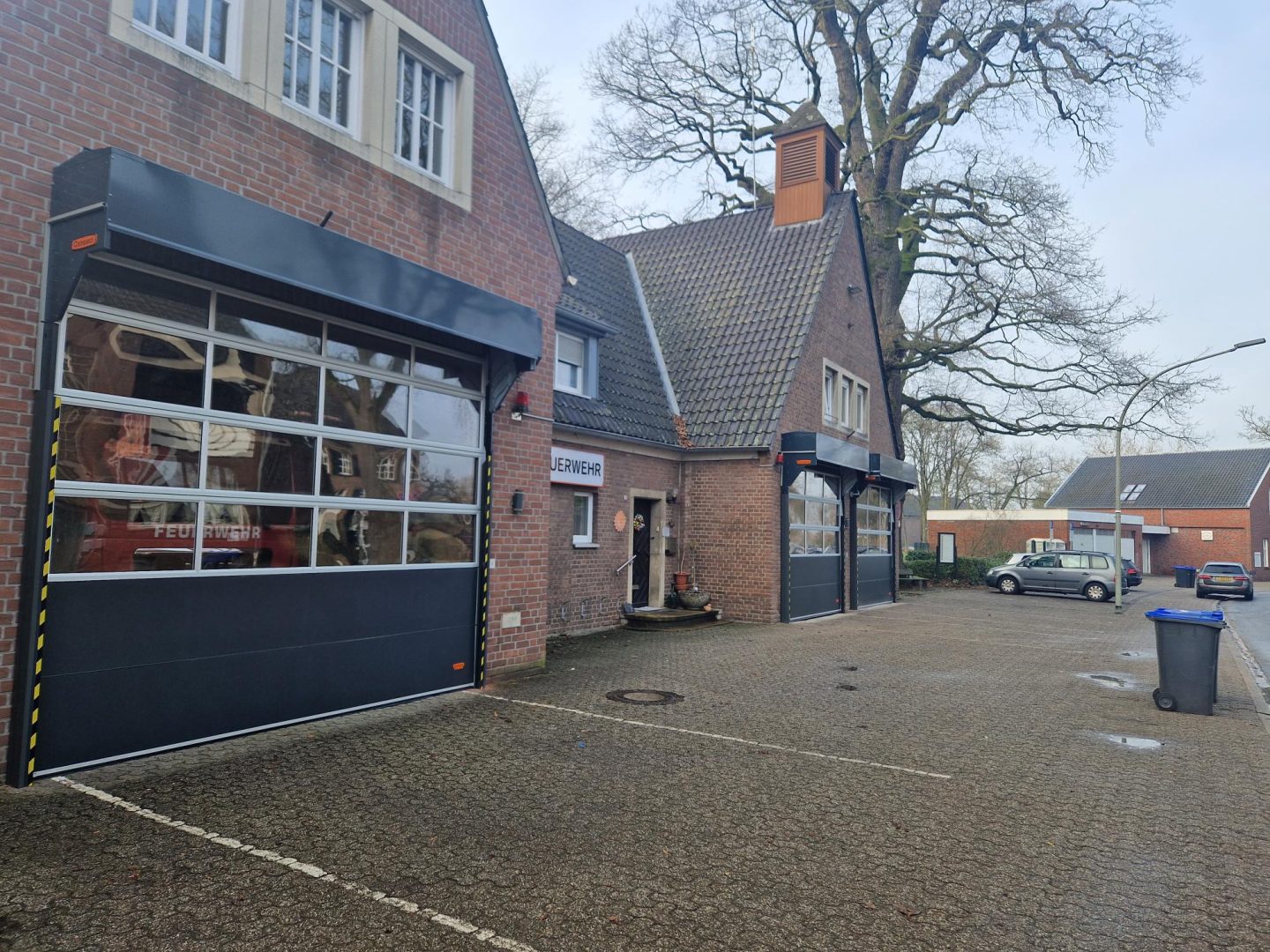 Overhead doors from the outside by fire brigade in Isselburg - Rolflex