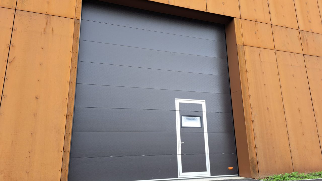 Industrial doors with wicket door at Alliander Westpoort from outside - Rolflex