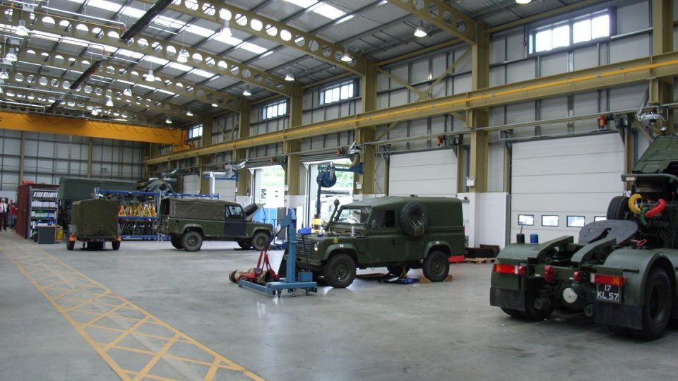 Cuartel interior con grúa y puertas seccionales