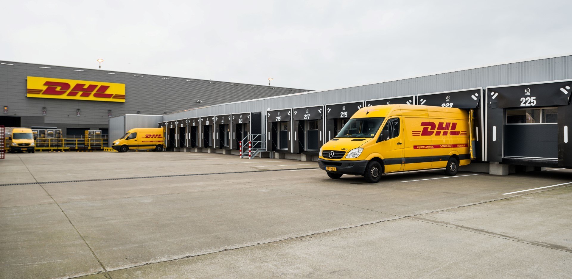 Centro de distribución de DHL con puertas Compact