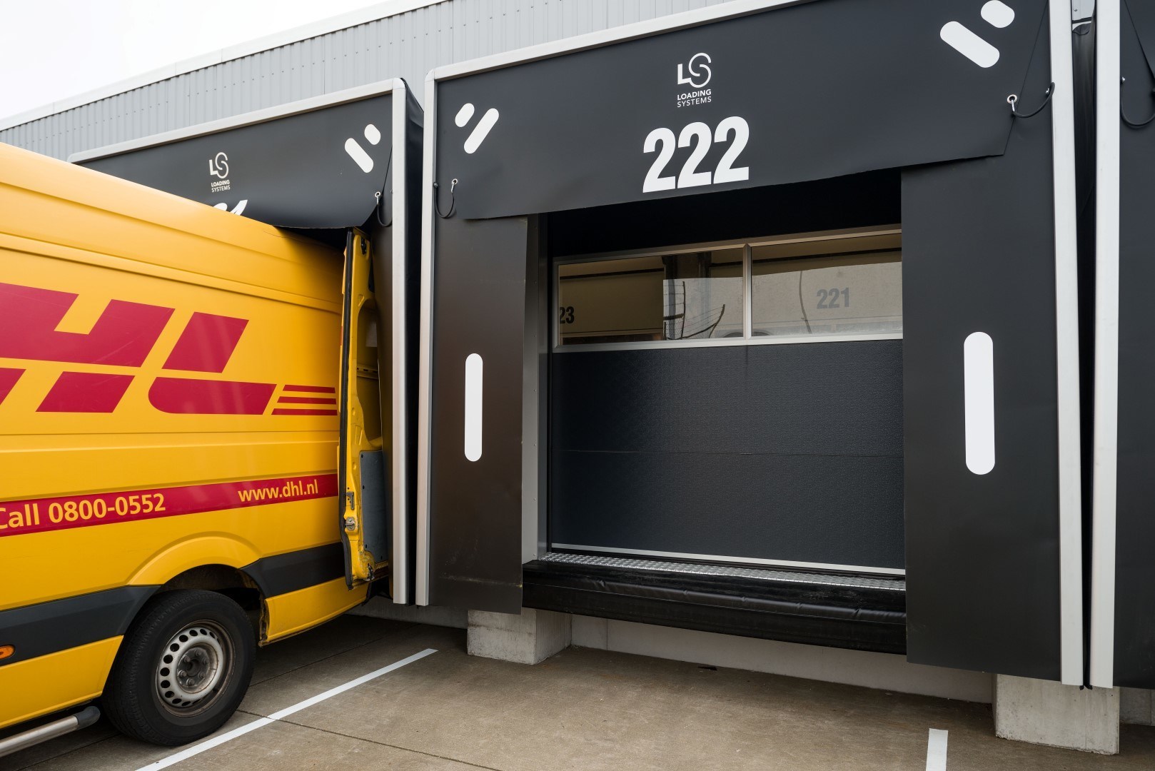 Muelle de carga de DHL con puertas Compact