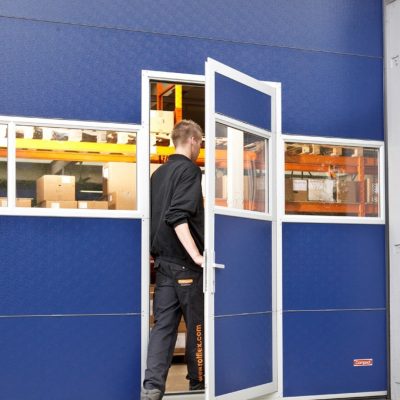 Gångdörr i blått Compact dörr i industriell miljö