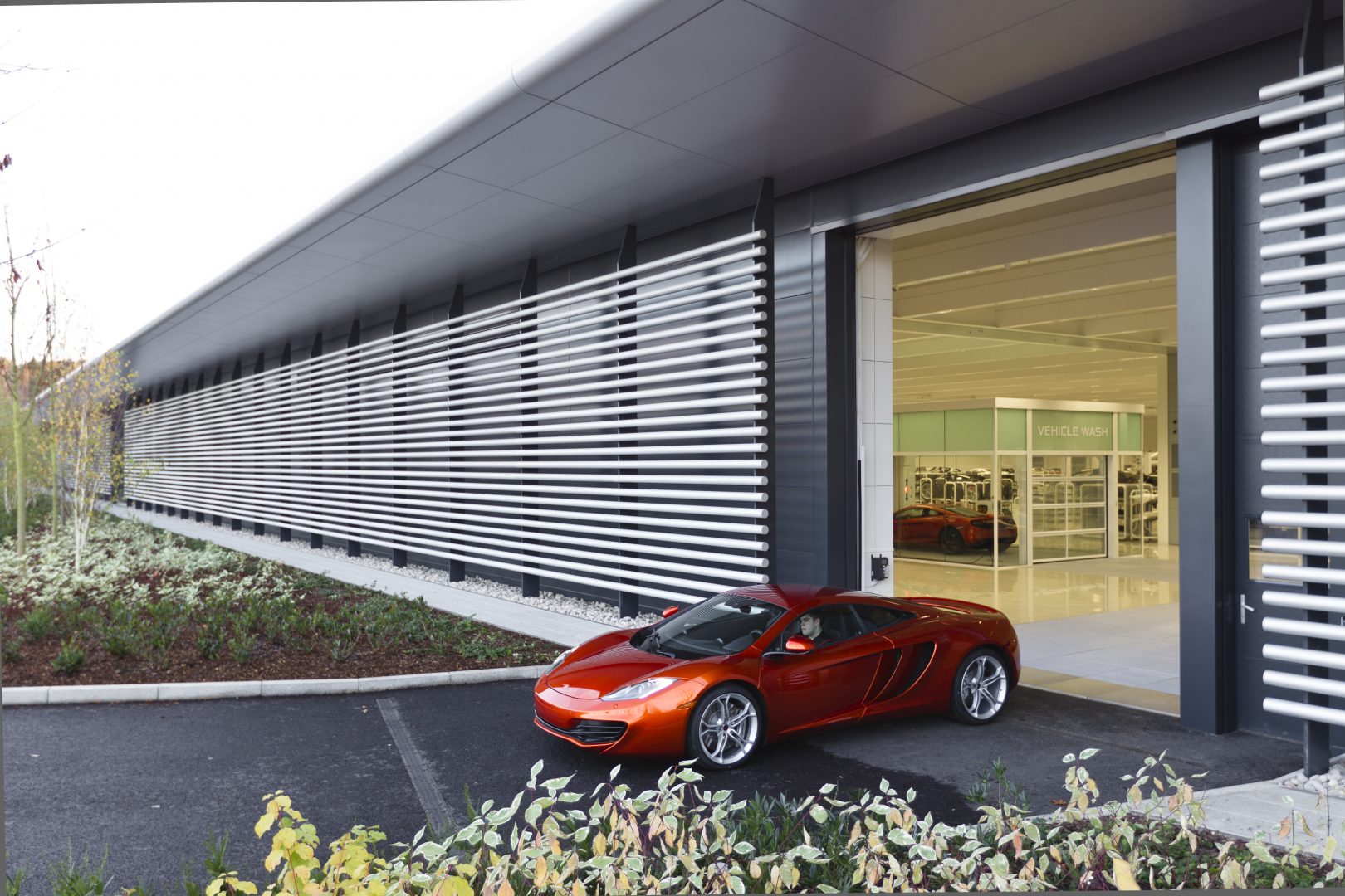 McLaren Technology Center installerade Compact dörrar