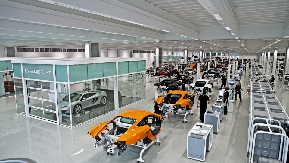 Centro de producción de McLaren con puertas seccionales