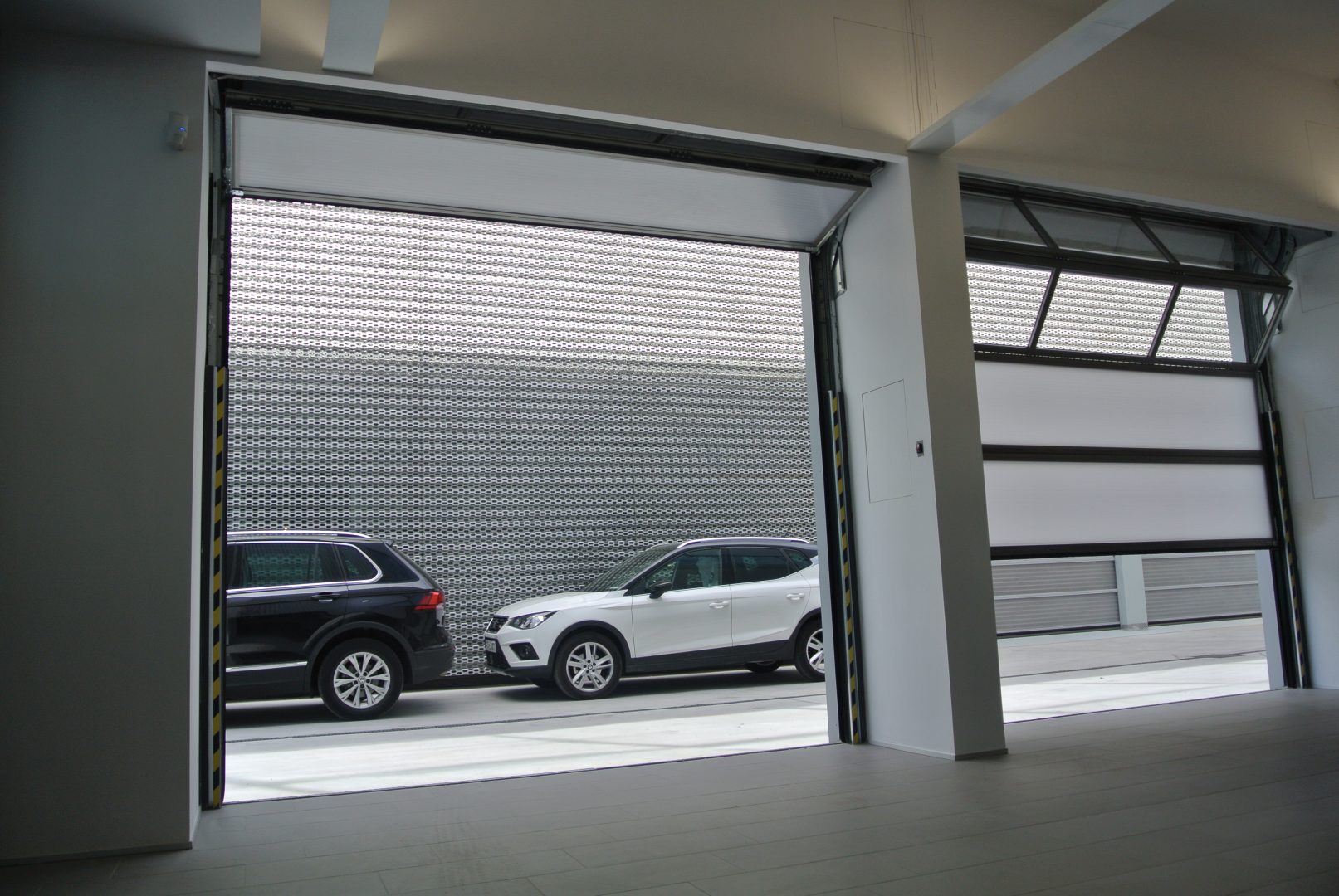 Puerta seccional en concesionario de coches en Barcelona