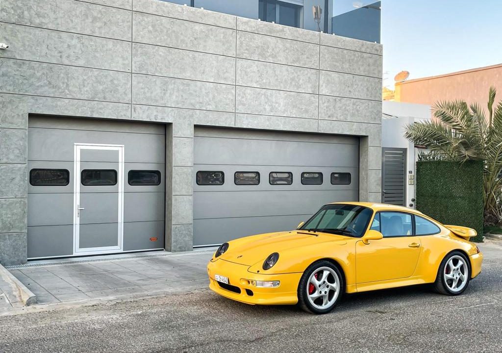 Puerta seccional con puerta peatonal