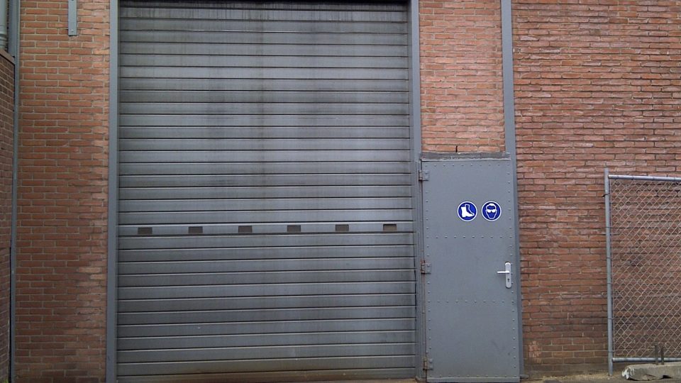 ¿Por qué son tan caras las puertas enrollables?