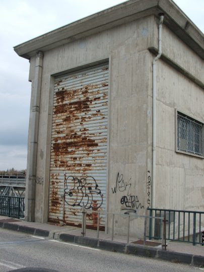 Ancien bâtiment de pont de situation en France. Porte industrielle de rénovation Ancien bâtiment de pont de situation en France. Porte industrielle de rénovation