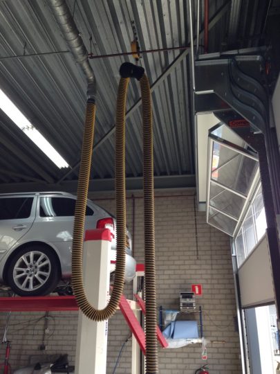 La porte Compact crée de l'espace pour l'ascenseur de voiture. La porte Compact crée de l'espace pour l'ascenseur de voiture.