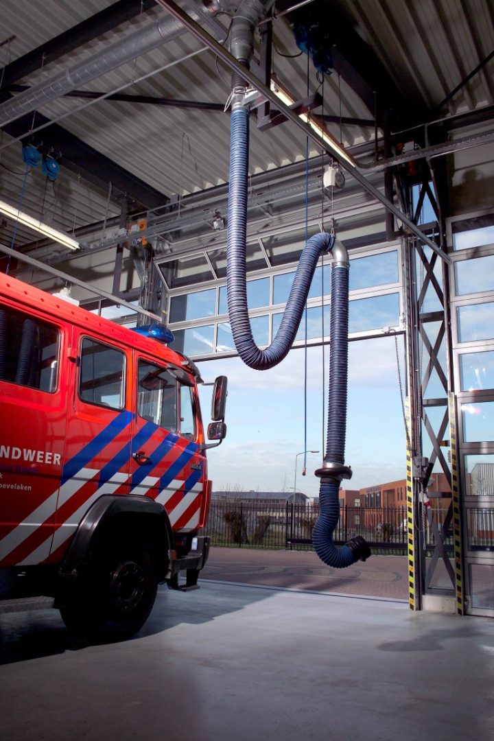 La caserne de pompiers de Hoevelaken s'appuie sur la porte empilable Compact