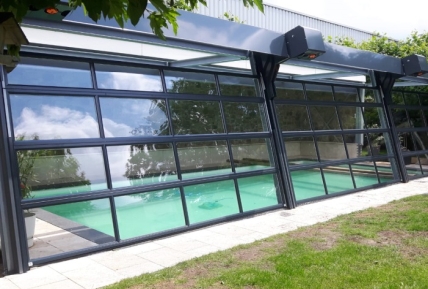 Un portail compact ferme la piscine Un portail compact ferme la piscine