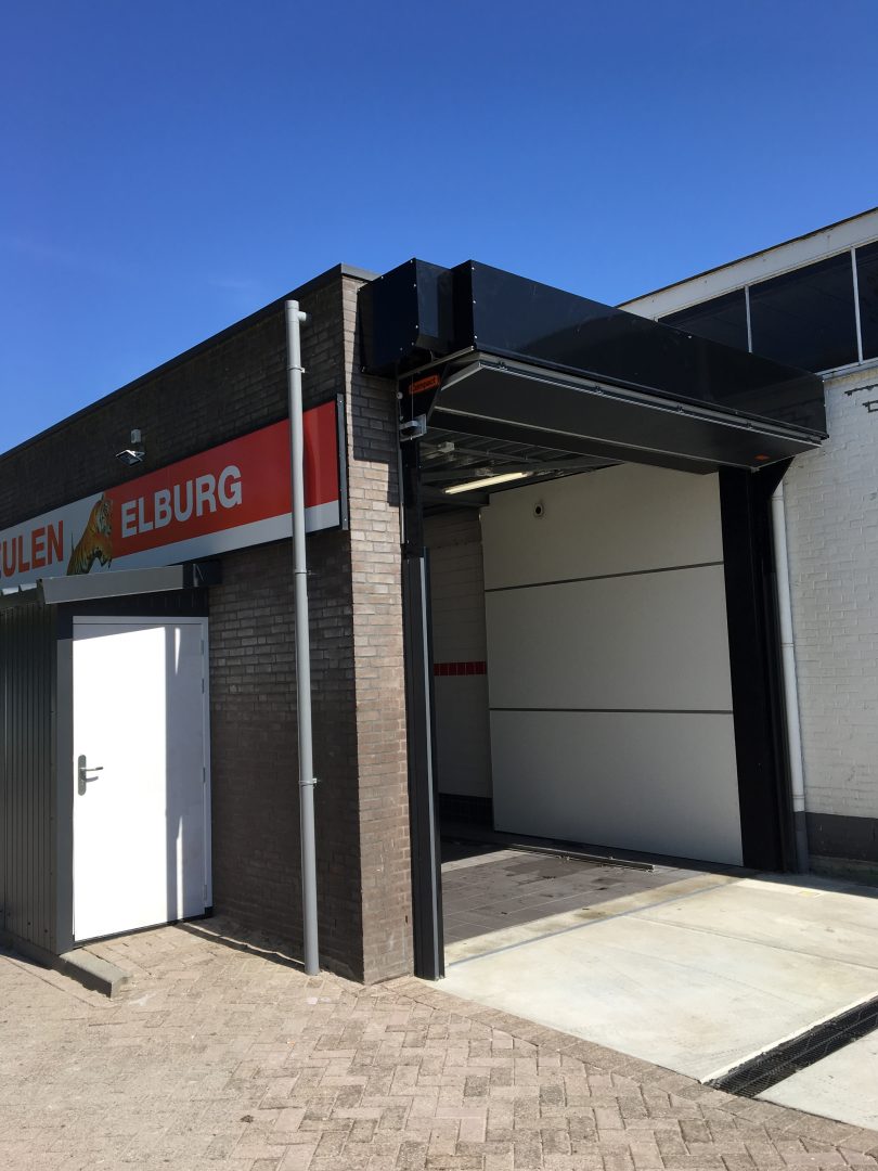 Montage extérieur avec couvercle de protection revêtu par poudre ouvert