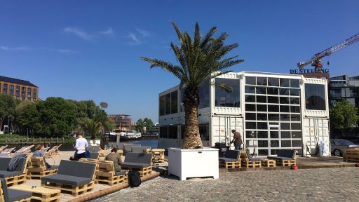 Tijdelijke gebouw van containers met Compact deuren voor het stadsstrand van Zwolle