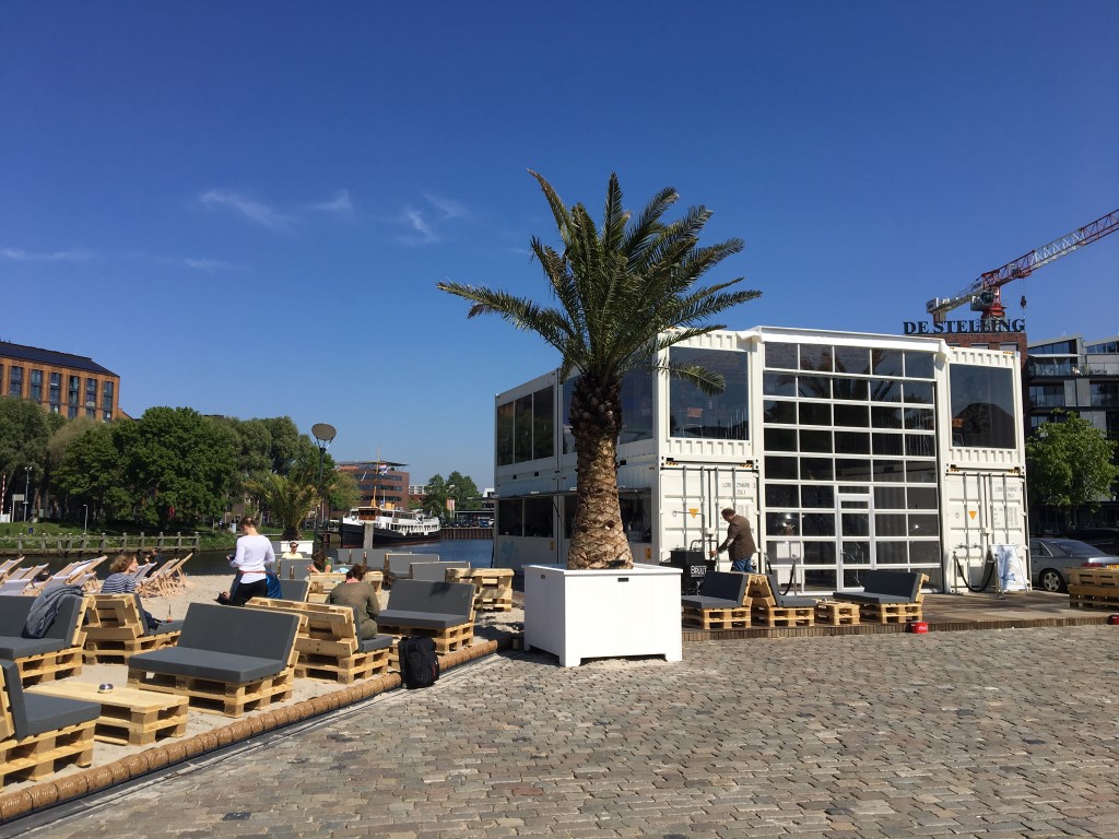 Tijdelijke gebouw van containers met Compact deuren voor het stadsstrand van Zwolle