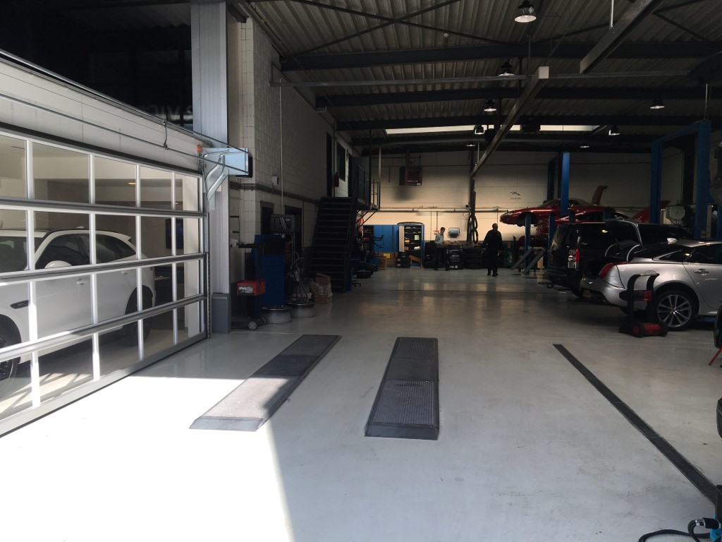 Portes Compact dans le garage du Landrover Adventure Den Bosch.