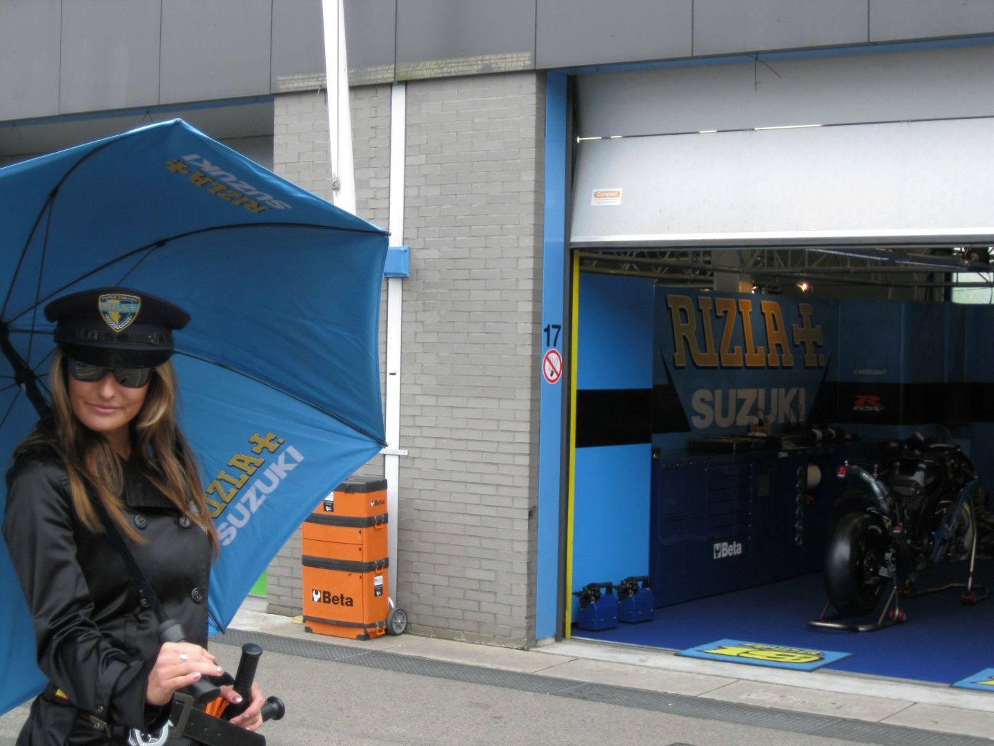 Femme se tient devant les stands au TT Circuit Assen