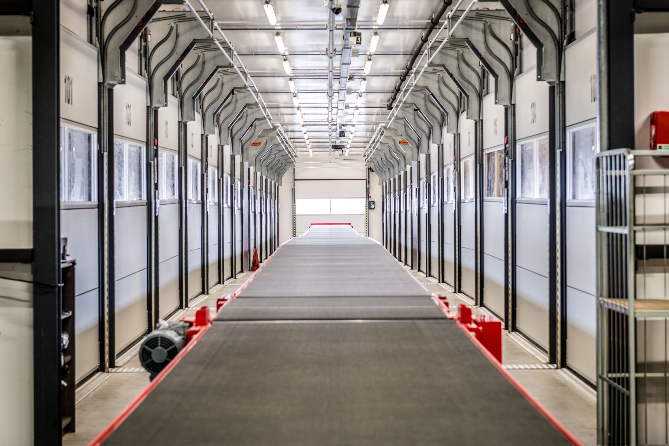 DHL Schiphhol avec portes empilables Compact dans le quai de chargement