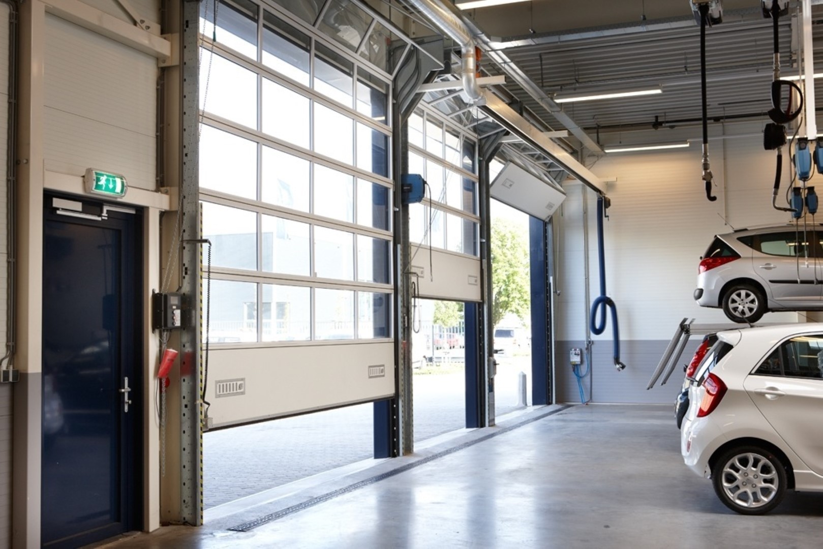 Concessionnaires Peugeot avec une porte empilable Compact dans l'atelier