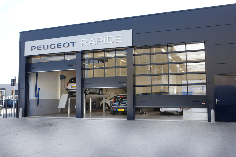 Bâtiment Peugeot bleu avec portes Compact