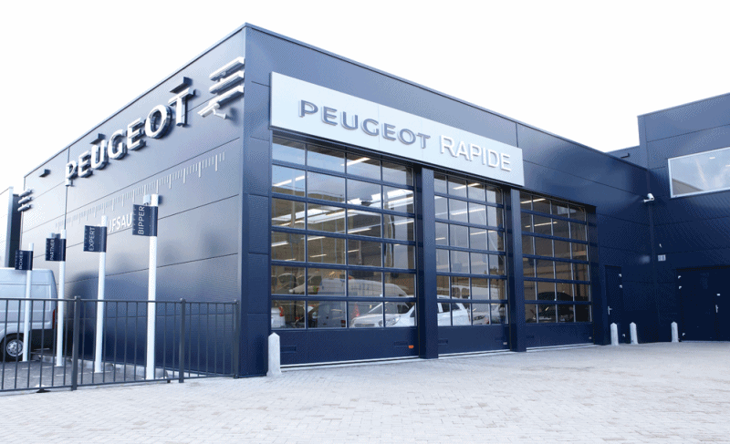 Les concessionnaires Peugeot utilisent des portes Compact dans leur concept de boîte bleue