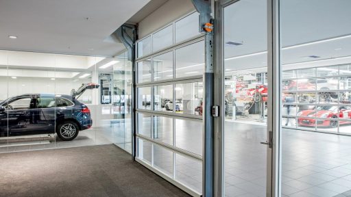 Volledig glazen deuren bij de Porsche dealer