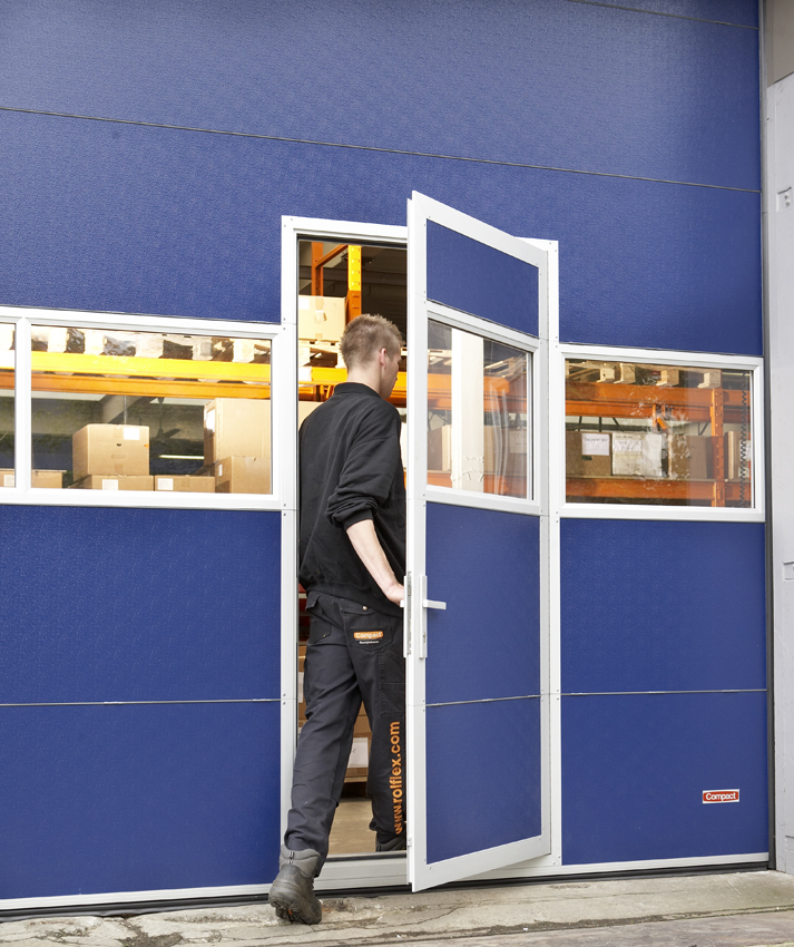 Porte empilable Compact avec portillon incorporé