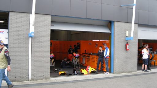 Arrêt au stand dans les stands TT Assen avec porte empilable Compact