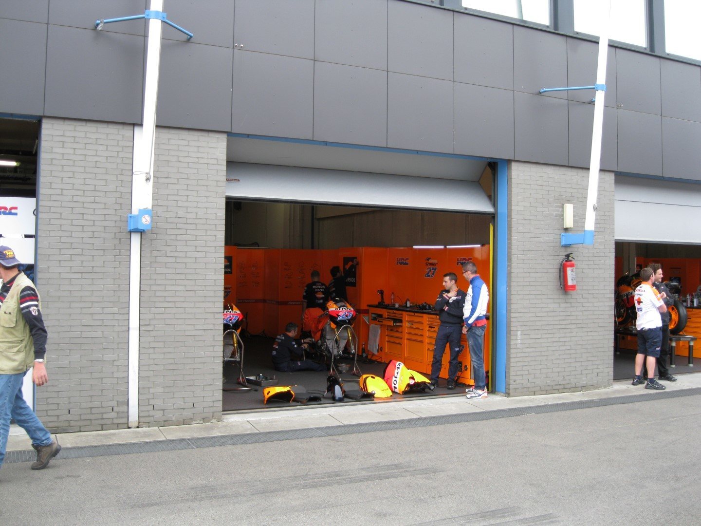 Arrêt au stand dans les stands TT Assen avec porte empilable Compact