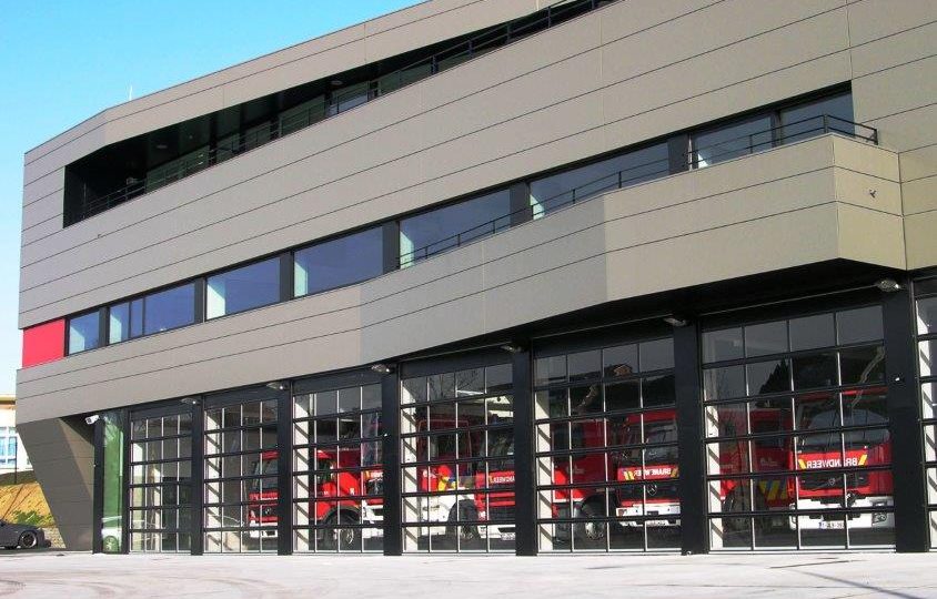 Caserne de pompiers Bornem avec portes empilables Compact Caserne de pompiers Bornem avec portes empilables Compact