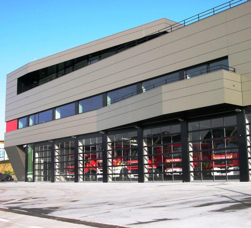 Caserne de pompiers Bornem avec portes empilables Compact