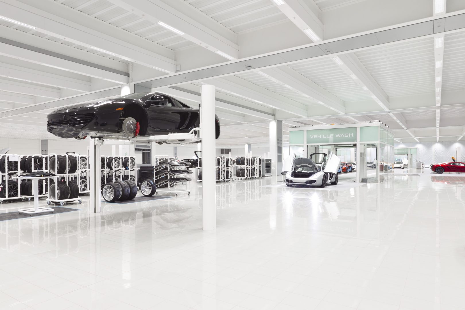 Hall de production McLaren avec portes empilables Compact