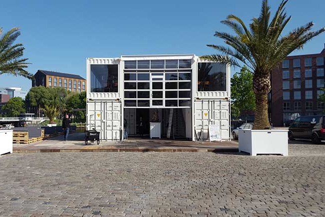 Plage de la ville de Zwolle avec restaurant temporaire.