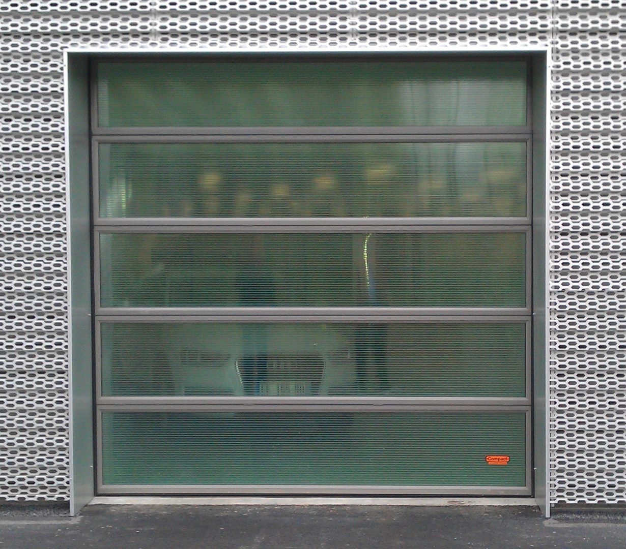 Porte de salle d'exposition avec panneaux translucides