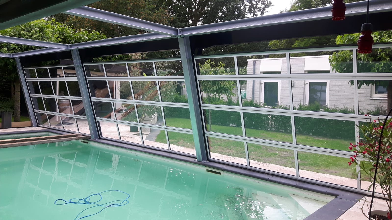 Piscine avec portes empilables - intérieur