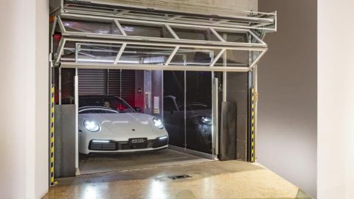 Porsche sort de l'ascenseur de voiture qui est verrouillé avec des portes Compact