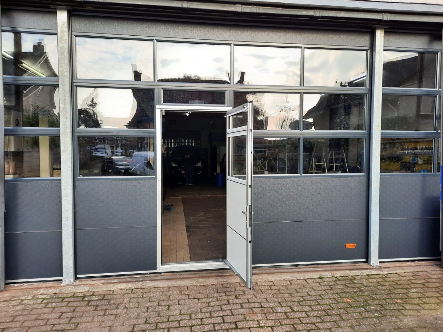 Porte Compact grise avec portillon Porte Compact grise avec portillon