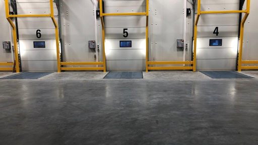 Porte industrielle dans une entreprise de logistique néo-zélandaise