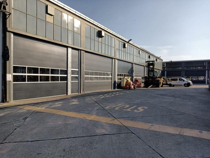241383155_2653871671573278_7969541193471517959_n Compact porte industrielle de l'extérieur