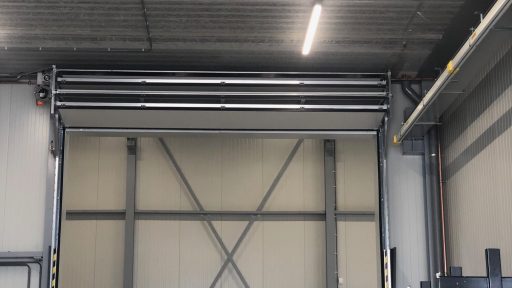 porte sectionelle industrielle compacte avec éclairage