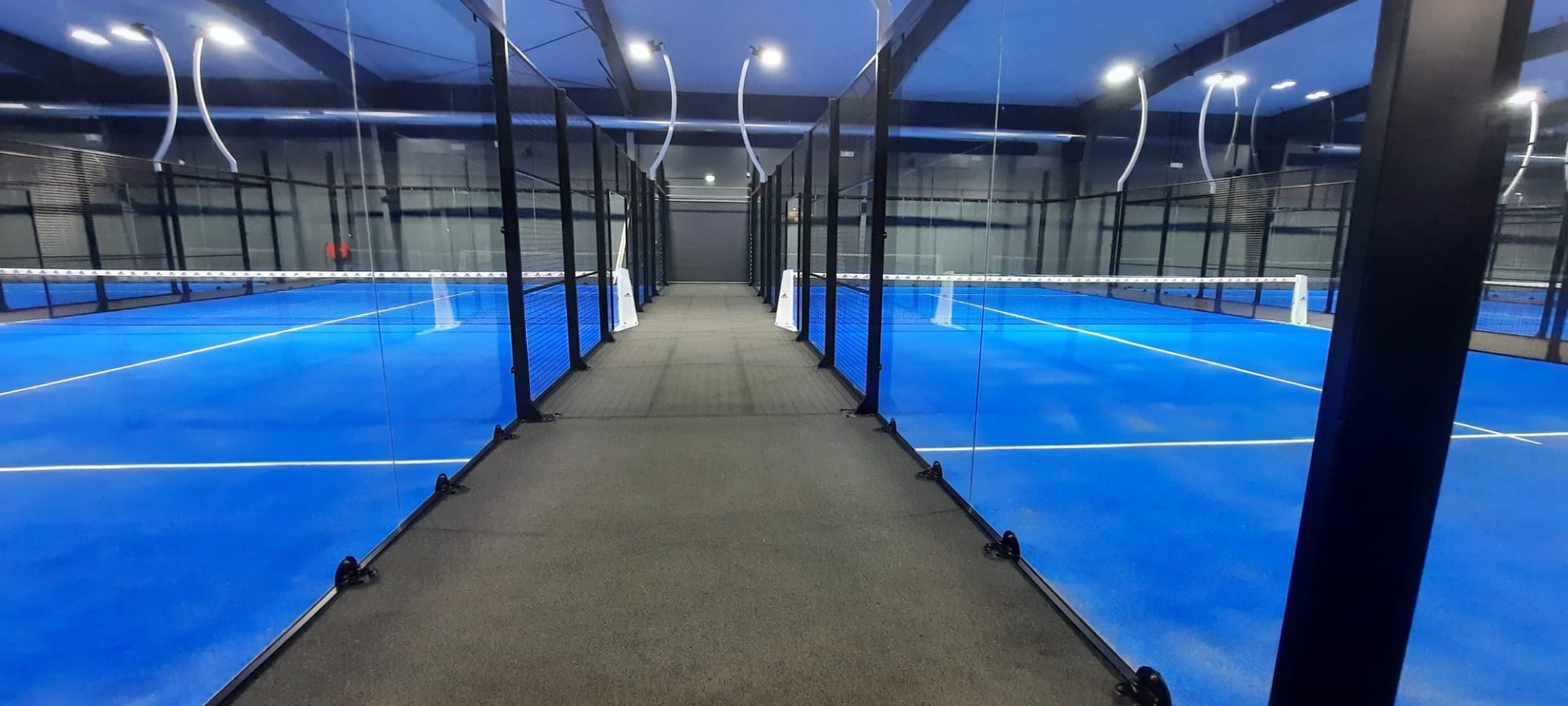 porte sectionale compact au terrain de padel