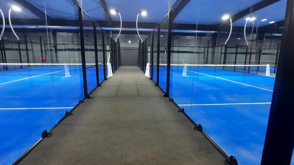 porte sectionale compact au terrain de padel