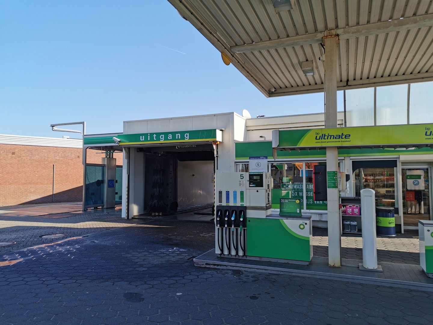 Porte sectionnelle industrielle au station de lavage de BP Heuthorst