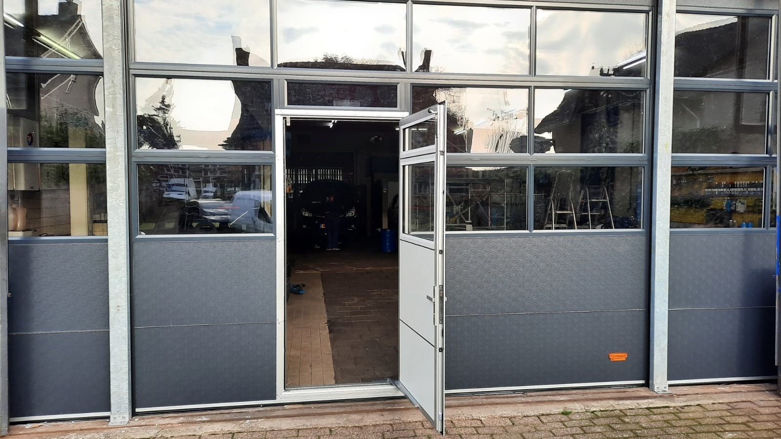 Portillon incorporé de couleur anthracite porte Compact avec fenêtres