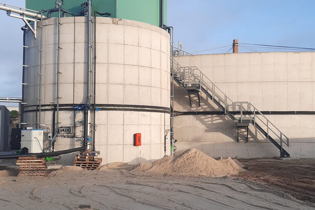 Porte enroulable avec portillon pour bâtiment de traitement des eaux