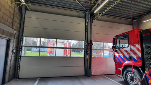 Porte automatique industrielle pour les pompiers d'Eibergen - Rolflex Porte automatique industrielle à l'intérieur pour les pompiers d'Eibergen - Rolflex