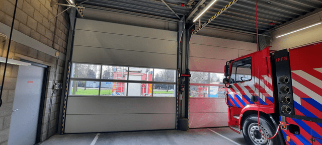Porte automatique industrielle pour les pompiers d'Eibergen - Rolflex Porte automatique industrielle à l'intérieur pour les pompiers d'Eibergen - Rolflex
